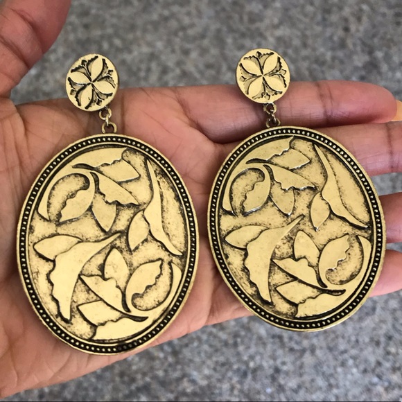 Golden Metal Oval Earrings - Picture 7 of 8